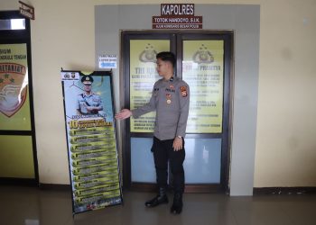 Pemasangan Banner 10 Commander Wish Kapolda Bengkulu di Polres Bengkulu Tengah