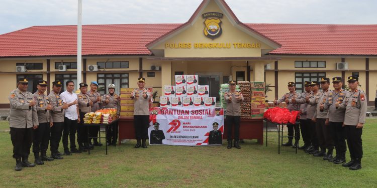 Polres Bengkulu Tengah Salurkan Bantuan Sosial dalam Rangka HUT Bhayangkara ke-79