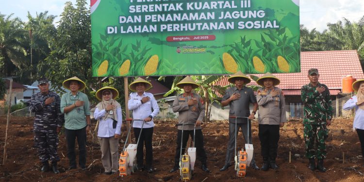 Kapolda Bengkulu Melaksanakan Penanaman Jagung Serentak Kuartal III di Kecamatan Pondok Kelapa, Bengkulu Tengah