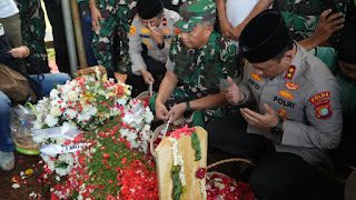 Hadiri Pemakaman Affan Kurniawan di TPU Karet Bivak, Kapolda Metro Sampaikan Permohonan Maaf