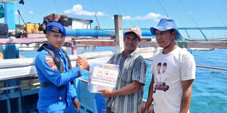 Jumat Berkah Marnit Labuan Bajo: Kapolda NTT Salurkan Tali Asih kepada Nelayan Pesisir