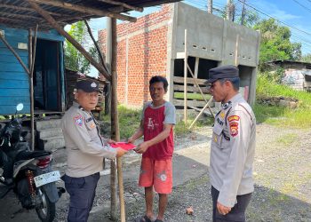 Polres Bengkulu Tengah Salurkan 100 Bendera Merah Putih kepada Masyarakat