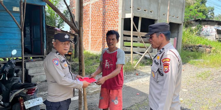 Polres Bengkulu Tengah Salurkan 100 Bendera Merah Putih kepada Masyarakat