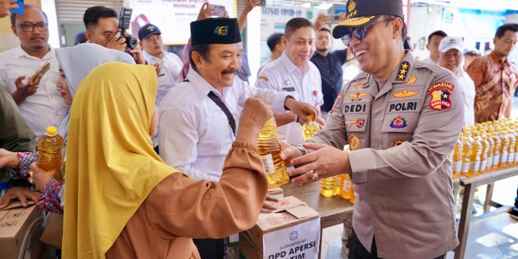Bantu Tekan Inflasi, Polri Gelar Pasar Murah di Malang