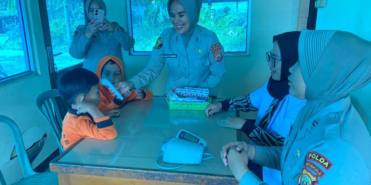 Ditpolairud Polda Bengkulu Gelar Klinik Terapung, Berikan Pelayanan Kesehatan Gratis kepada Masyarakat*