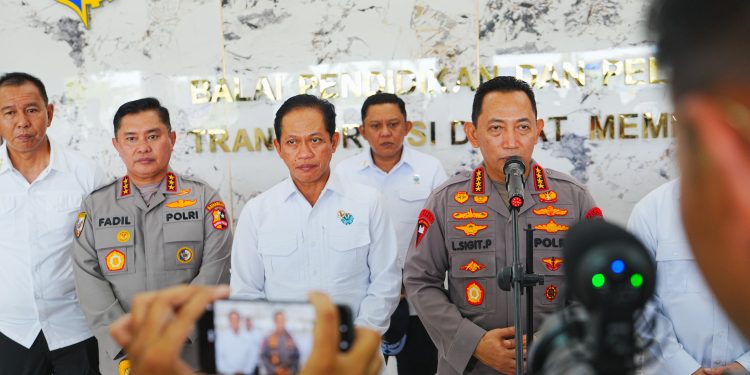 Tinjau Penanganan Karhutla Kalbar, Kapolri Ungkap Titik Api Terus Menurun