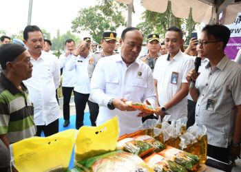 **Polri Distribusikan 6 Ton   Beras Menggelar Gerakan Pasar Murah  di Madiun, Sinergi dengan Bulog Tekan Inflasi**