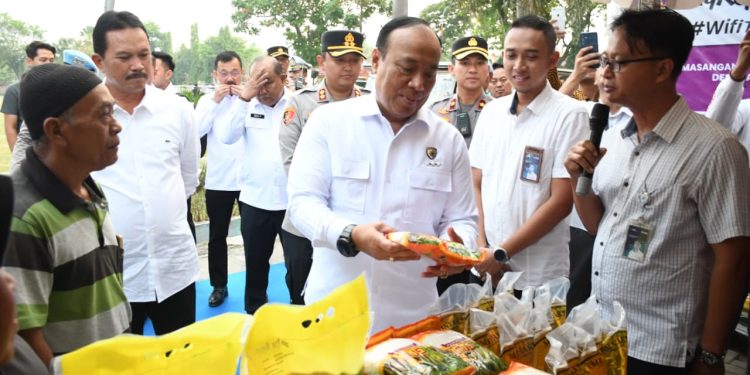 **Polri Distribusikan 6 Ton Beras Menggelar Gerakan Pasar Murah di Madiun, Sinergi dengan Bulog Tekan Inflasi**