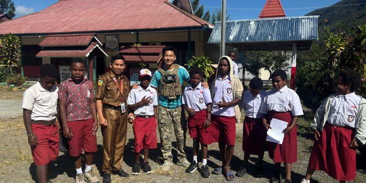 Kebersamaan Satgas Operasi Damai Cartenz dengan Anak-Anak di SD Negeri Mulia, Puncak Jaya*