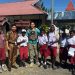 Kebersamaan Satgas Operasi Damai Cartenz dengan Anak-Anak di SD Negeri Mulia, Puncak Jaya*