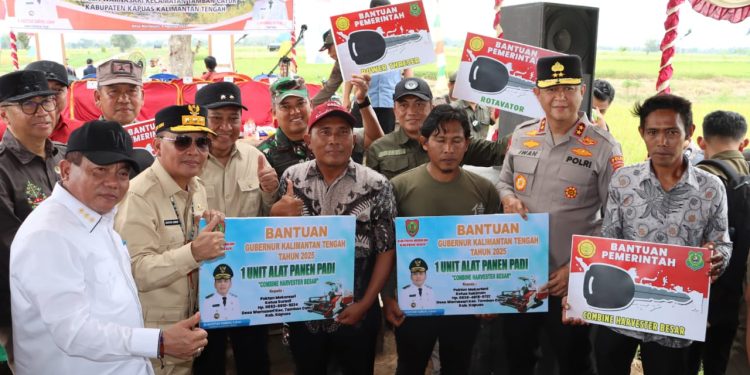 Kapolda Kalteng dan Gubernur Panen Raya Padi di Kapuas, Wujud Dukungan terhadap Ketahanan Pangan