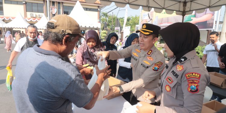 30 Ton Beras Ludes dalam 3 Jam, Pasar Murah Polres Bojonegoro Diserbu Warga