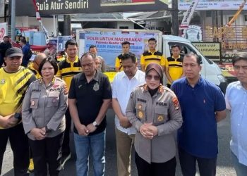 Polda Lampung bersama Perum Bulog Kanwil Lampung menjual beras sebanyak 2,2 ton kepada masyarakat Bandar Lampung di Tugu Adipura, Minggu (10/8/2025).