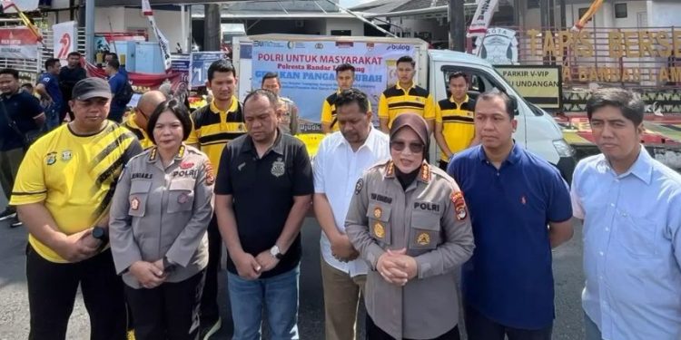 Polda Lampung bersama Perum Bulog Kanwil Lampung menjual beras sebanyak 2,2 ton kepada masyarakat Bandar Lampung di Tugu Adipura, Minggu (10/8/2025).