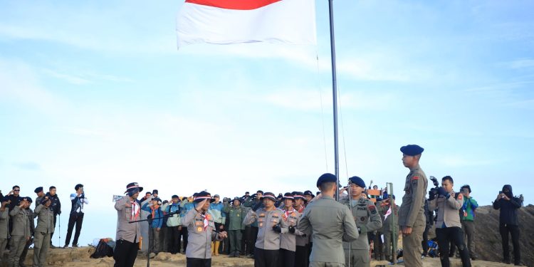 Jelang HUT RI ke-80, Polda Jabar Kibarkan Bendera Merah Putih di Puncak Gunung Ciremai