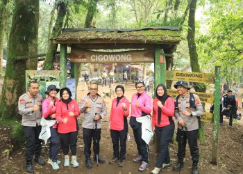 Ibu Kapolda Jabar Jadi Satu-Satunya Ketua Bhayangkari Tembus Puncak Gunung Ciremai