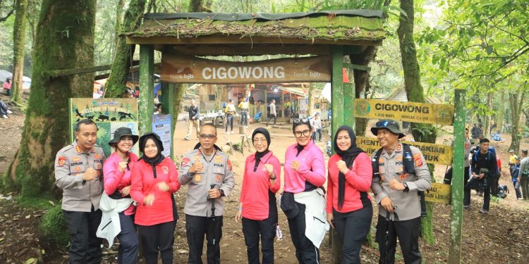 Ibu Kapolda Jabar Jadi Satu-Satunya Ketua Bhayangkari Tembus Puncak Gunung Ciremai
