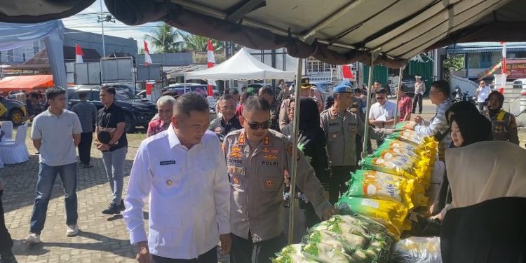 Polres Bengkulu Tengah dan Bulog Gelar Gerakan Pangan Murah, Ratusan Warga Serbu Lokasi