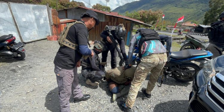 Satgas Ops Damai Cartenz Tangkap Anggota KKB Konara Enumbi di Puncak Jaya yang Terlibat Penembakan Personil Polri*