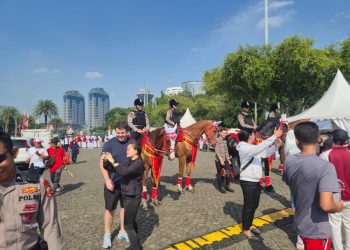 *Masyarakat Antusias Rayakan HUT RI ke-80, Pasukan Berkuda Turangga Polri Jadi Perhatian Publik*