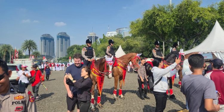 *Masyarakat Antusias Rayakan HUT RI ke-80, Pasukan Berkuda Turangga Polri Jadi Perhatian Publik*