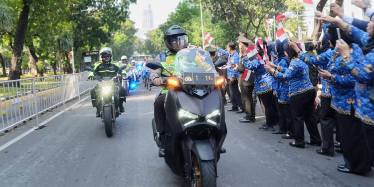 Naik Motor, Kakorlantas Polri Tinjau Langsung Pengamanan Lalu Lintas Puncak HUT ke-80 RI*