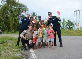 *Memperingati HUT RI ke-80, Satgas Ops Damai Cartenz Ajak Anak-anak Iwaka Kenali Arti Kemerdekaan*