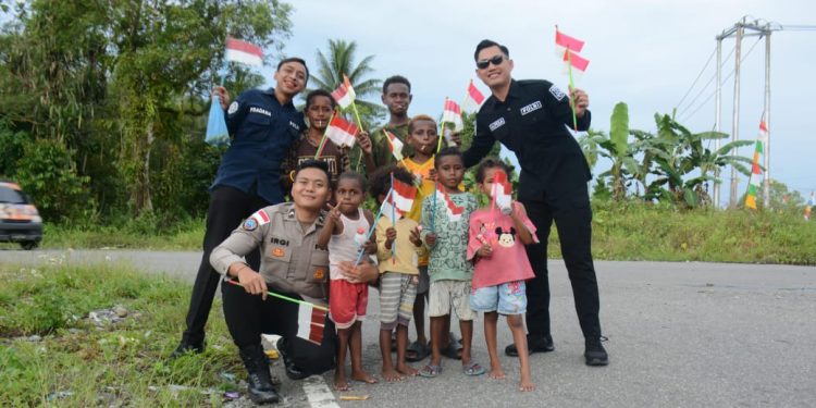*Memperingati HUT RI ke-80, Satgas Ops Damai Cartenz Ajak Anak-anak Iwaka Kenali Arti Kemerdekaan*