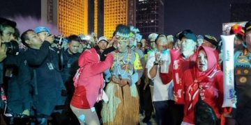 Kapolri Sapa Warga Pengunjung Karnaval HUT ke-80 RI di Bundaran HI