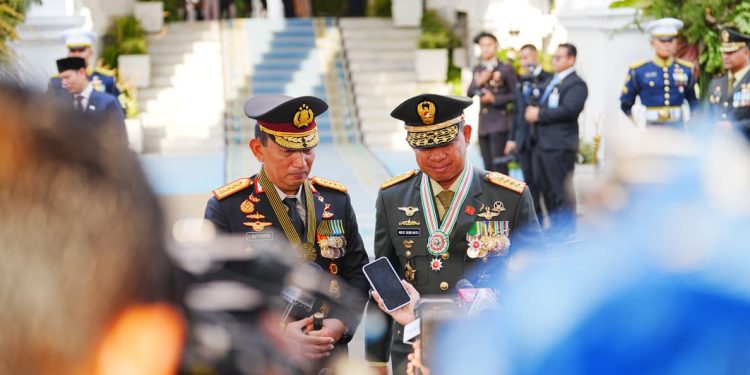 *Kapolri dan Panglima TNI Apresiasi Antusiasme Warga dalam Upacara HUT RI ke-80 di Istana*