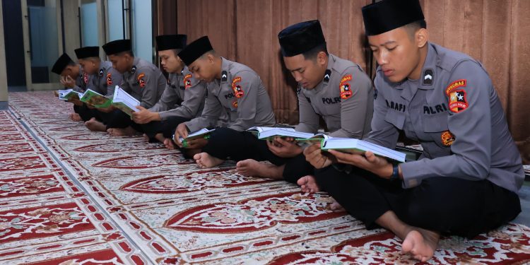 Divhumas Polri Tebar Keberkahan Lewat Pengajian dan Khataman Rutin