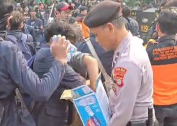 Polisi Bagikan Air Mineral kepada Massa Demo di Senayan