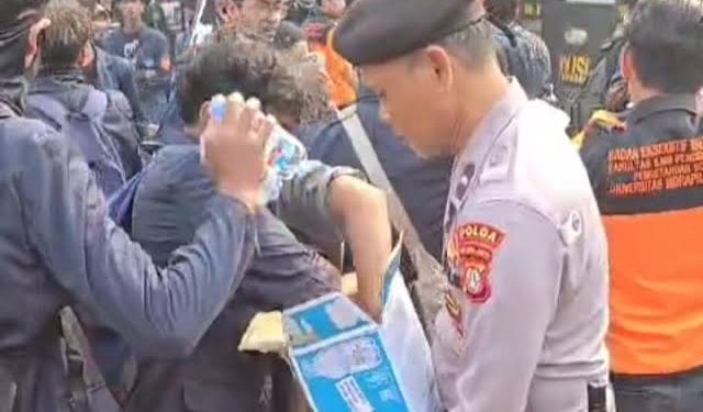 Polisi Bagikan Air Mineral kepada Massa Demo di Senayan