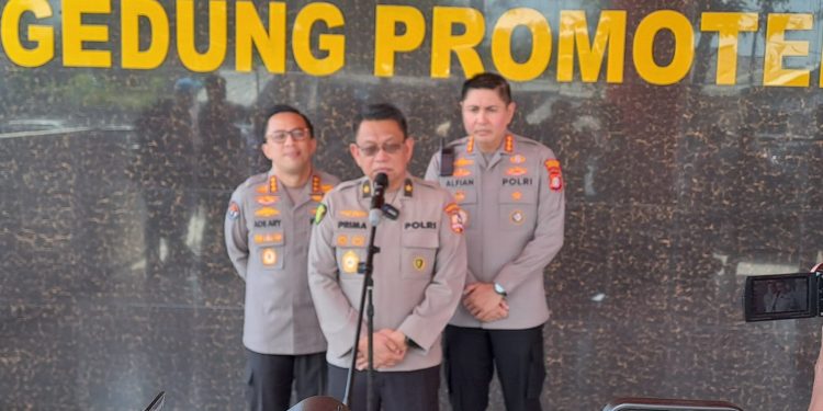 *Wakapolri Tinjau Pasien Korban Unjuk Rasa di RS Bhayangkara Pusdokkes Polri*