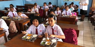 SPPG Polda Papua Salurkan 1.499 Porsi Makanan Bergizi ke Sekolah di Jayapura