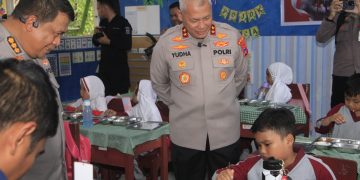 *Polda Kalsel Grand Opening SPPG, Bagikan Makan Bergizi Gratis untuk 1.700 Anak*