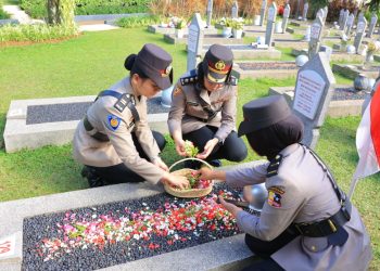 Polwan Mabes Polri Gelar Ziarah dan Tabur Bunga di TMP Kalibata Peringati Hari Jadi ke-77