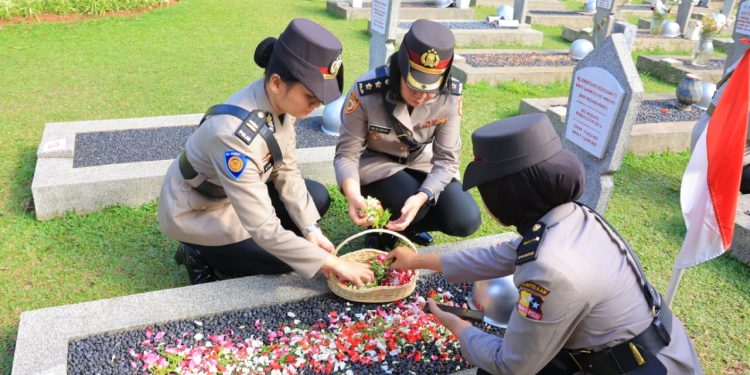 Polwan Mabes Polri Gelar Ziarah dan Tabur Bunga di TMP Kalibata Peringati Hari Jadi ke-77