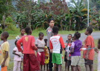 *Satgas Ops Damai Cartenz Gelar Aksi Humanis Bersama Anak-Anak Pomako