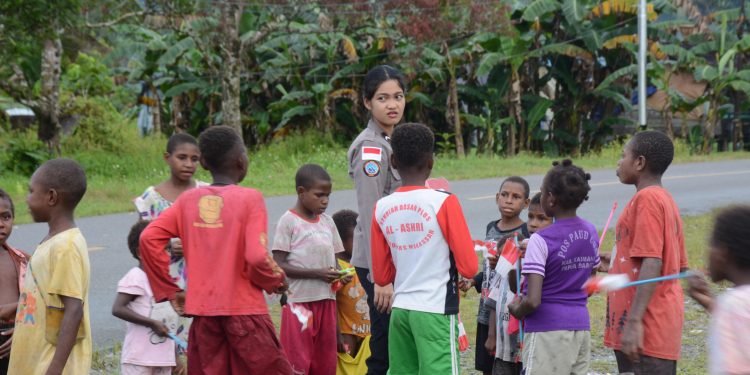 *Satgas Ops Damai Cartenz Gelar Aksi Humanis Bersama Anak-Anak Pomako