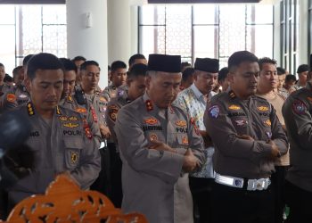 *Kapolda Bengkulu dan Personel Polda Bengkulu Laksanakan Shalat Gaib untuk Pengemudi Ojol (Ojek Online)