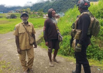 Ops Damai Cartenz Gelar Patroli dan Sambangi Warga di Distrik Okbape, Pegunungan Bintang