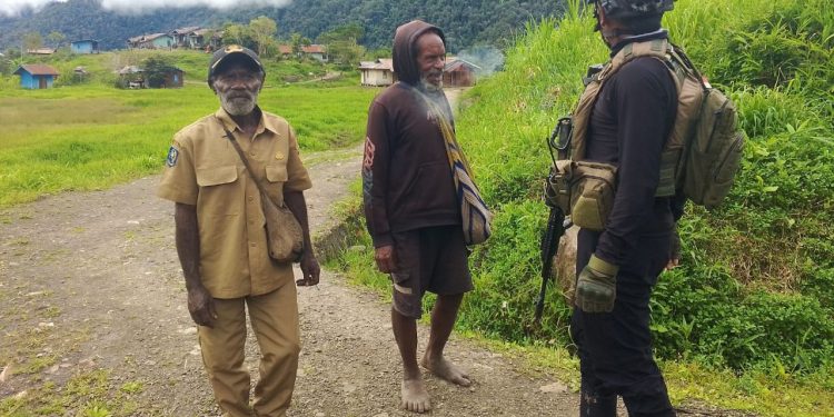 Ops Damai Cartenz Gelar Patroli dan Sambangi Warga di Distrik Okbape, Pegunungan Bintang