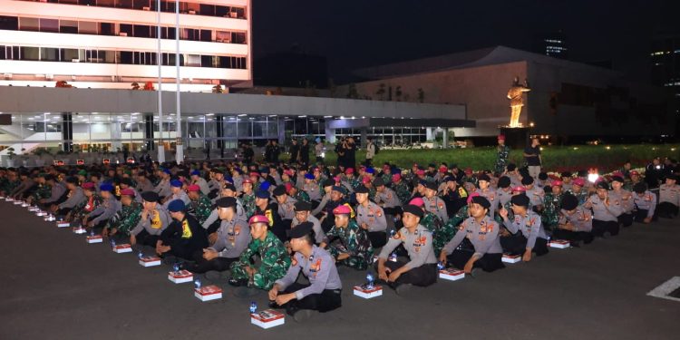 Makan Malam Bersama, Kapolri Beri Motivasi Pasukan Pengamanan DPR/MPR RI