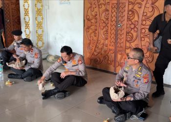 Kapolda Aceh Turun Langsung ke Lokasi Demo: Semangati Personel hingga Makan Bersama