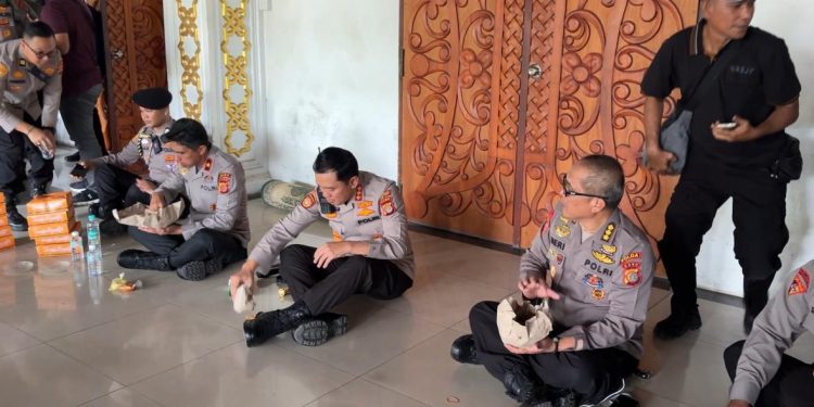 Kapolda Aceh Turun Langsung ke Lokasi Demo: Semangati Personel hingga Makan Bersama