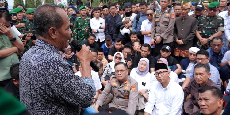 Guyub! Gubernur, Pangdam, dan Kapolda Lampung Duduk Lesehan Bersama Massa Aksi