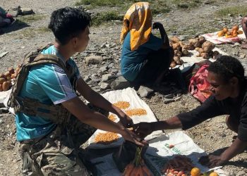 *Satgas Humas Sambangi Mama-Mama di Pasar Mulia Puncak Jaya*