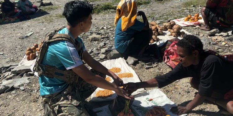 *Satgas Humas Sambangi Mama-Mama di Pasar Mulia Puncak Jaya*