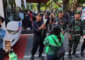 Bagikan Ribuan Mawar Untuk Anggota Polri dan TNI di Monas, Komunitas Ojol Tidak Mau Terprovokasi
